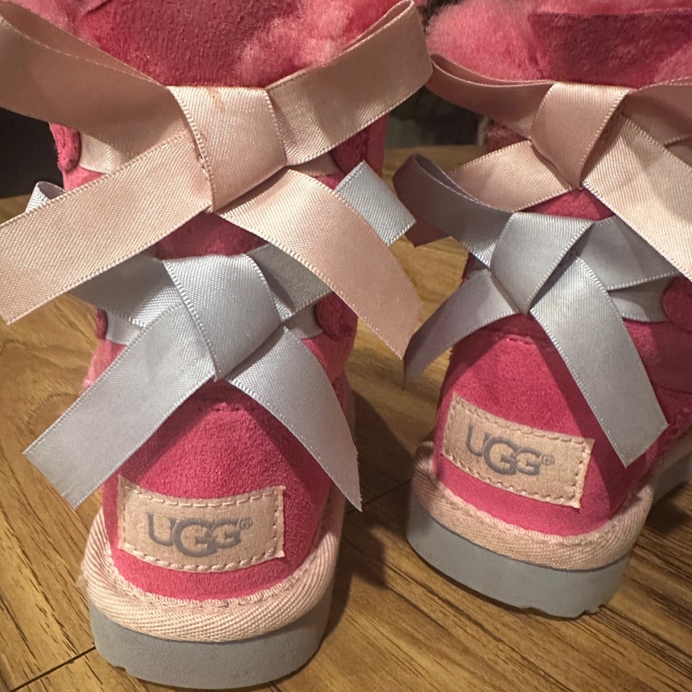UGG Kids Bailey Bow II , size 7! With custom gold 👑 & "A" initial! ❤️‍🔥